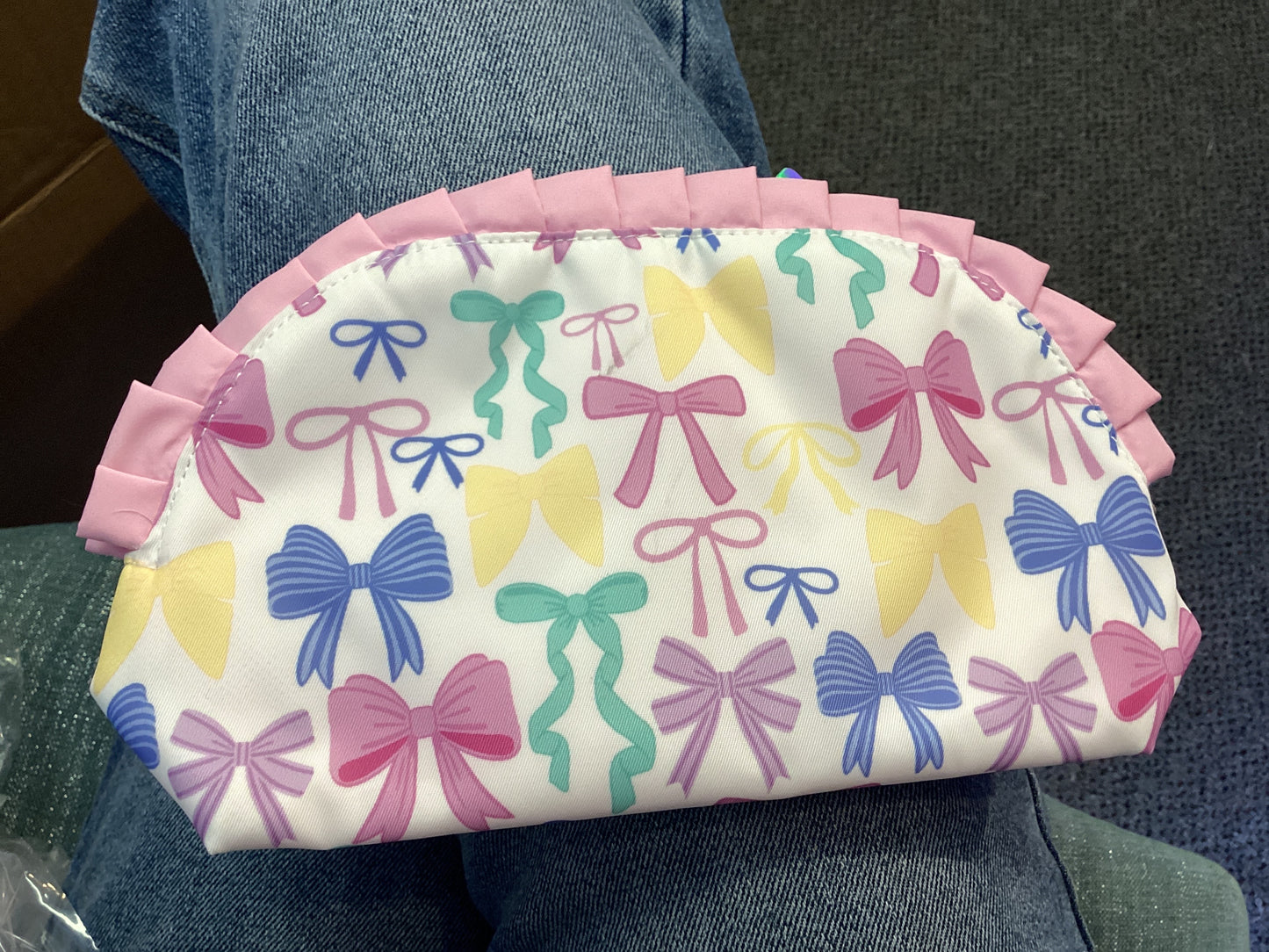 Pretty bows oval cosmetic bag