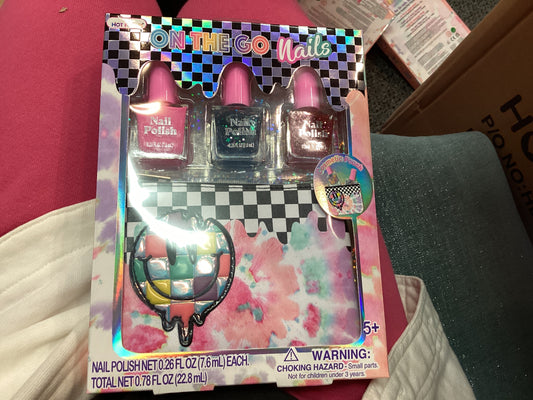 Hot Focus on the Go Nails