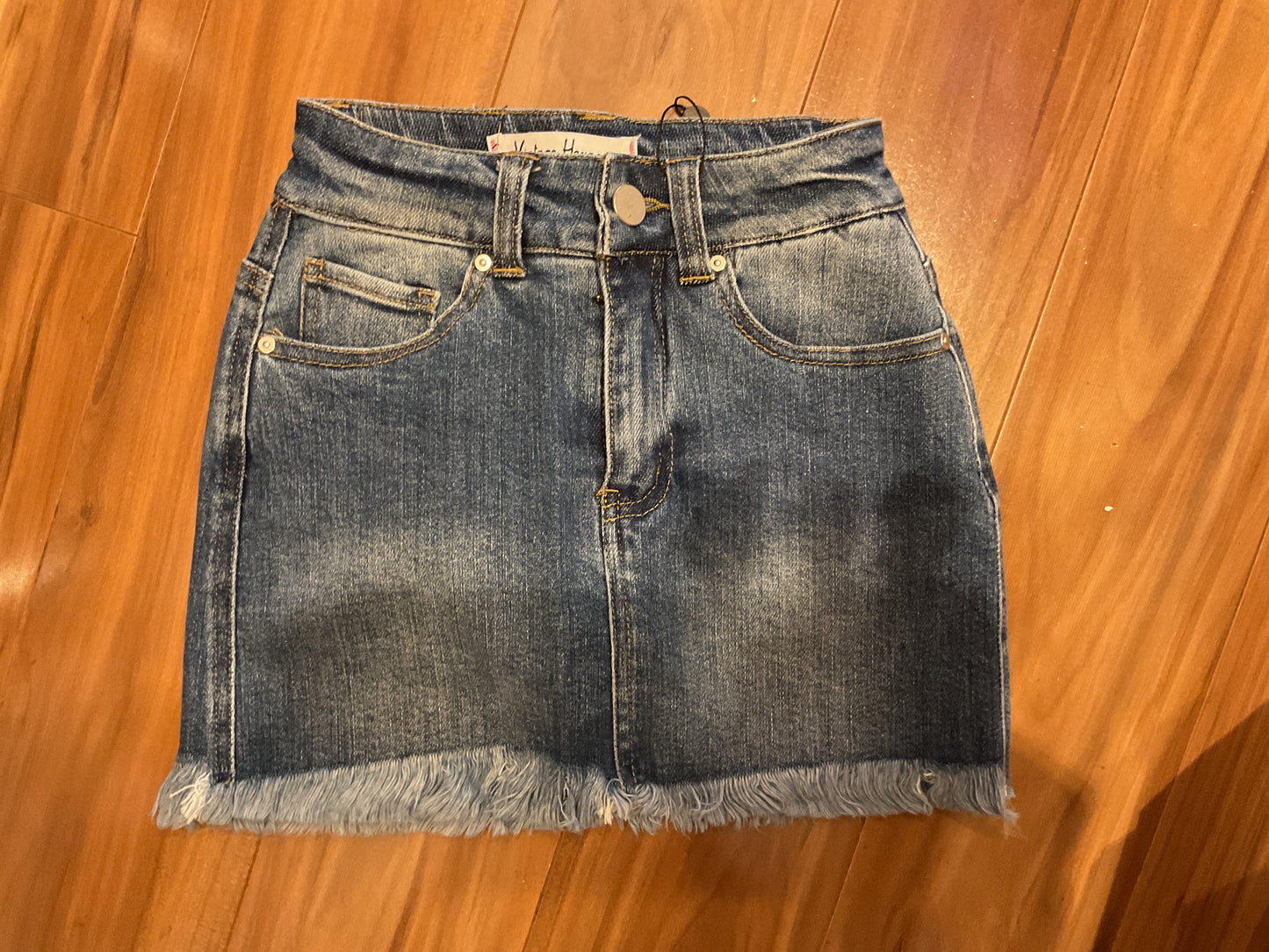 Frayed hem denim skort