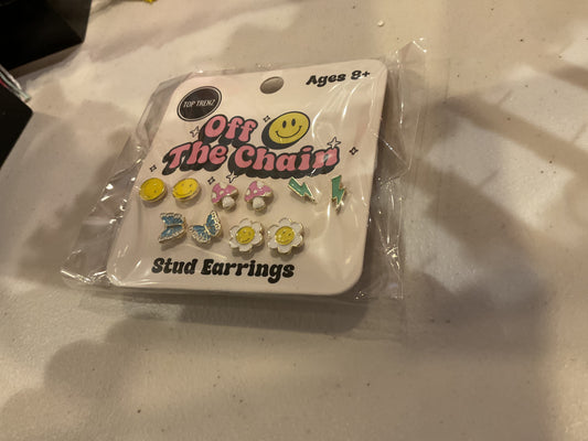 Top trenz off the chain stud earrings